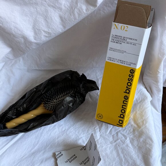 New La Bonne Brosse N. 02 Care & Detangling Hair Brush, large, Saffron Yellow - Picture 4 of 4